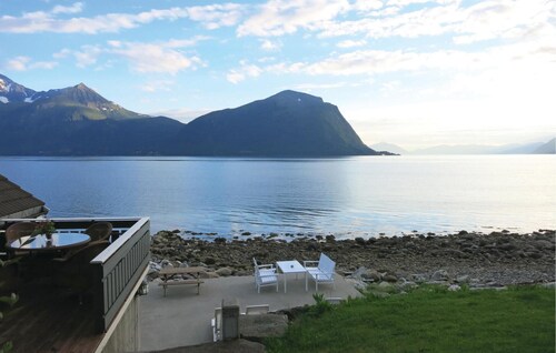 Beautiful home in Hundeidvik
