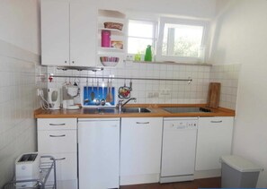 Refrigerador, lavavajillas, cafetera y tetera y tetera eléctrica 