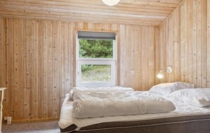 3 bedrooms, travel crib, free WiFi - Awesome home in Brovst with sauna (Brovst)