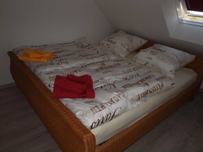 4 habitaciones, escritorio y tabla de planchar con plancha 