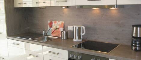 Køleskab, ovn, opvaskemaskine, højstol