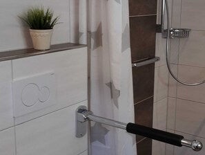 Shower, hair dryer, towels - 001 li (BC 3) - BUE - House Stüven (Büsum)