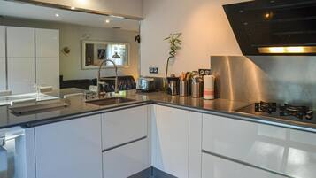 Geladeira, micro-ondas, cooktop, lava-louças