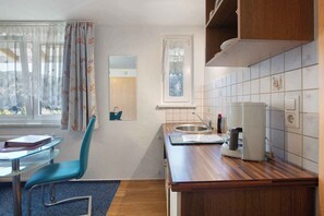 Kühlschrank, Mikrowelle, Herdplatte, Wasserkocher mit Kaffee-/Teezubehör