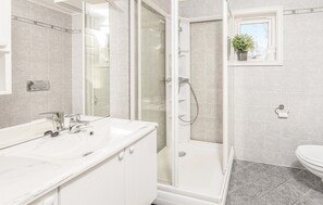 Shower - Nice home in Hundeidvik with house sea view (Hundeidvik)