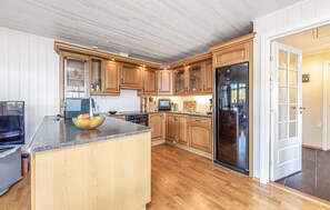 Réfrigérateur, plaque de cuisson, lave-vaisselle, cafetière/bouilloire