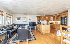 Interior - Nice home in Hundeidvik with house sea view (Hundeidvik)