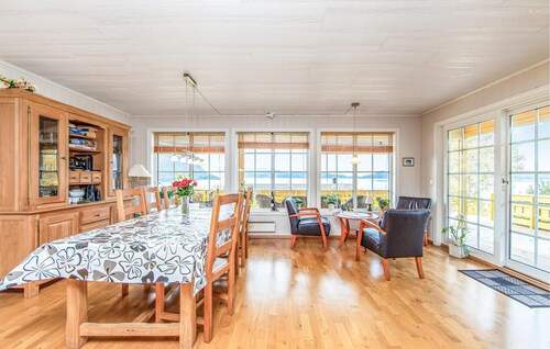 Gorgeous home in Hundeidvik