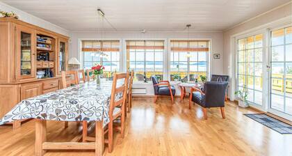 Gorgeous home in Hundeidvik