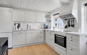 Køleskab, kogeplade, opvaskemaskine, kaffe-/temaskine