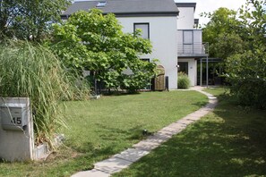 Property grounds - Vacation apartment 1, half of the house - Ferienwohnungen Susanne Hendus (Neustadt in Holstein)