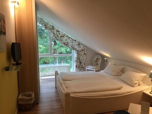 Unclassified image, 2 of 12, button - Double room No. 6, 20 m² - Gästehaus Denecke (Scharbeutz)