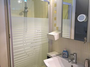 Unclassified image, 5 of 12, button - Double room No. 6, 20 m² - Gästehaus Denecke (Scharbeutz)