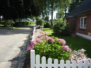 Property grounds - Double room - Lorenzen: Vacation apartment and double room near the south lake (Sörup)