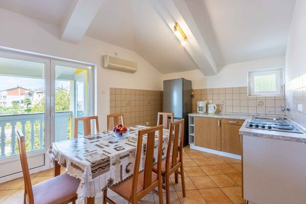 Fridge, stovetop, coffee/tea maker