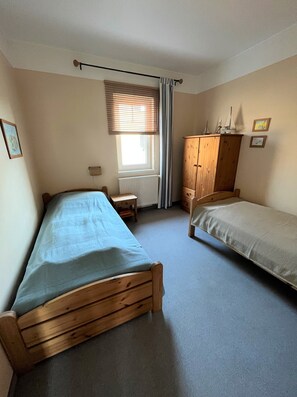 2 chambres, lit parapluie, draps fournis