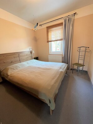2 Schlafzimmer, Reisekinderbett, Bettwäsche
