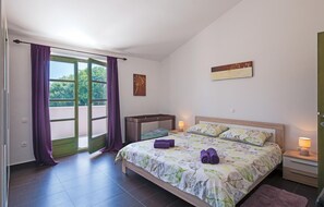 5 bedrooms, travel crib, free WiFi, bed sheets