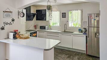 Refrigerador, parrilla de estufa, lavavajillas y cafetera y tetera