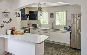 Réfrigérateur, plaque de cuisson, lave-vaisselle, cafetière/bouilloire