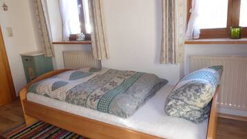 1 bedroom, desk, WiFi