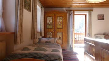 1 bedroom, desk, WiFi