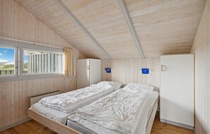 4 makuuhuonetta, vauvan matkasänky