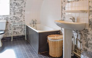 Combined shower/bathtub - Pet friendly home in Beaumontel (Beaumontel)