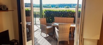 Casa - pequeña casa de campo en las líneas laterales