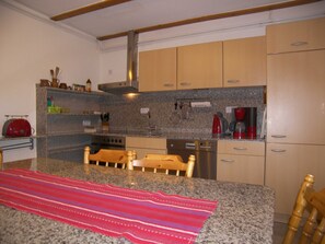 Kühlschrank, Mikrowelle, Ofen, Geschirrspüler