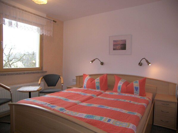4 Schlafzimmer, Reisekinderbett, WLAN, Bettwäsche