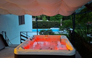 Bain à remous extérieur