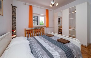 6 bedrooms, travel crib, free WiFi, bed sheets