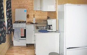Kühlschrank, Herdplatte, Wasserkocher mit Kaffee-/Teezubehör
