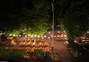 Se sirven almuerzos y cenas, restaurante con mesas al aire libre