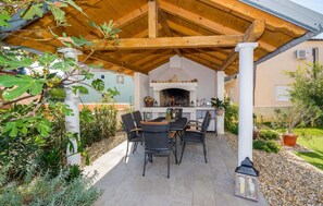 Outdoor dining - 2 bedroom nice apartment in Vrsi-Mulo (Vrsi-Mulo)