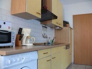 Jääkaappi, mikroaaltouuni, astianpesukone, syöttötuoli