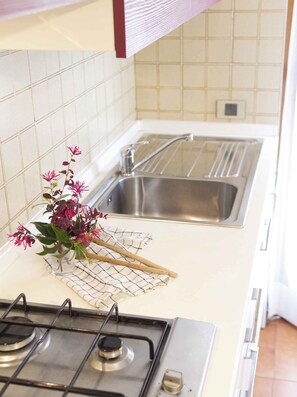 Frigorífico, microondas, placa de cocina y cafetera o tetera