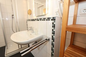 Shower, hair dryer - MR: House Möwe II Whg. 01 with terrace - House Möwe II Whg. 01 with terrace (Sellin)