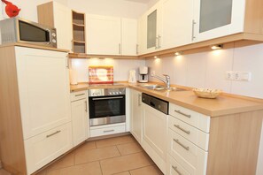 Kühlschrank, Mikrowelle, Ofen, Geschirrspüler