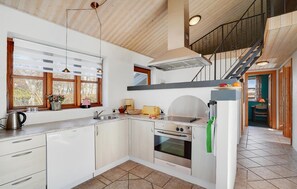 Kjøleskap, kokeplater, oppvaskmaskin og kaffetrakter/tekoker