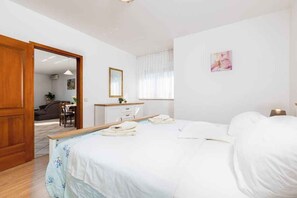 Un dormitorio con cama, escritorio y silla.