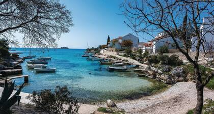 Nice apartment in Rogoznica with WiFi