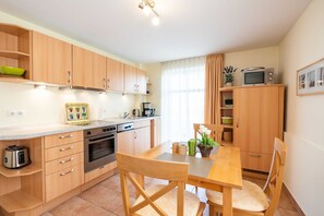 Kühlschrank, Mikrowelle, Ofen, Geschirrspüler