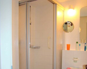 Sèche-cheveux, serviettes fournies, savon, papier toilette