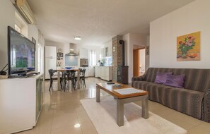 Fernseher, Kamin, Tischfußball, Tischtennisplatte
