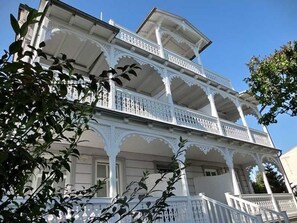 A multi-story building with ornate white balconies and a symmetrical facade. - Apartment 6 - Sassnitz - Apartments in bath villa with Baltic Sea view (Sassnitz)