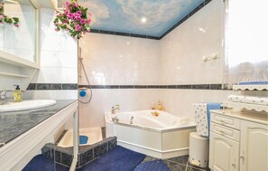 Combined shower/bathtub