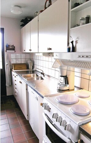 ثلاجة، موقد طهي مسطح، غسالة أطباق، ماكينة لصنع القهوة/الشاي