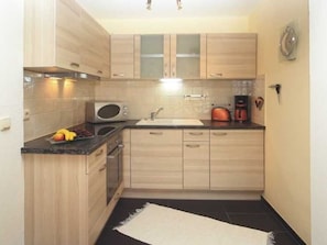 Kühlschrank, Mikrowelle, Ofen, Wasserkocher mit Kaffee-/Teezubehör